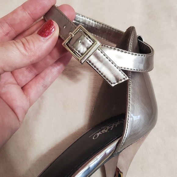 Like NEW Pewter High Shine Metal Accent Heels Sz 9.5 Worn Once - Picture 6 of 9
